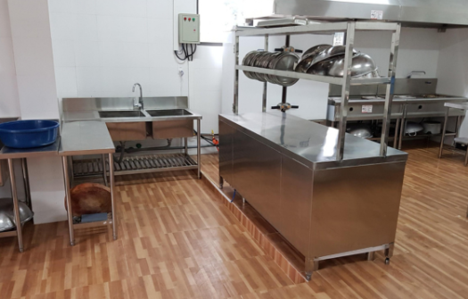 Bếp ăn công nghiệp một chiều là gì? Phân loại chức năng bếp